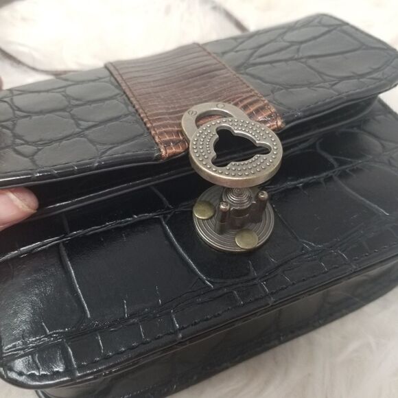 Cute Crossbody Bag w/Unique Closure Faux Leather - Picture 11 of 11